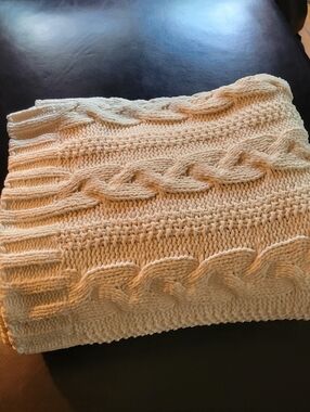 Huntington Home Cable knit ivory Throw Blanket Very Soft